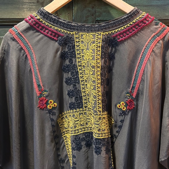 Biya by Johnny WAs 100% Silk Embroidered Front & Back Gray Tunic - Picture 5 of 5